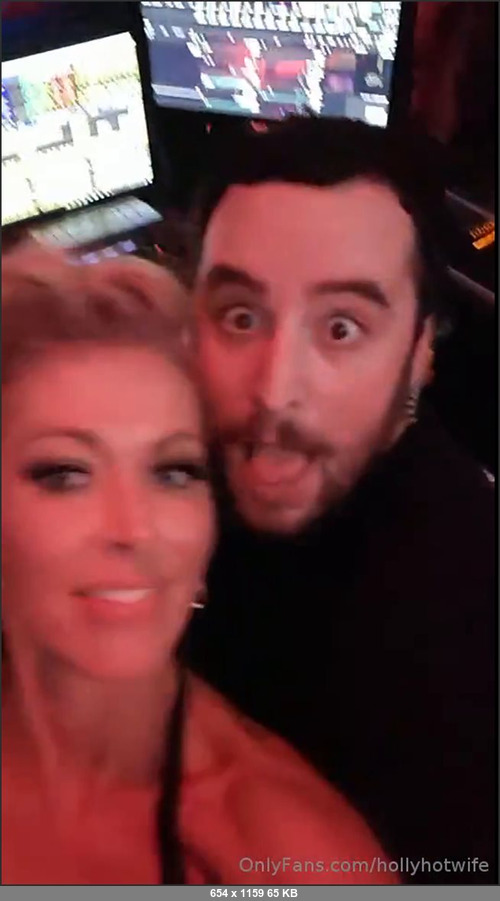 MEGA-FANS – hollyhotwife-22-09-2019-Its about to get crazy