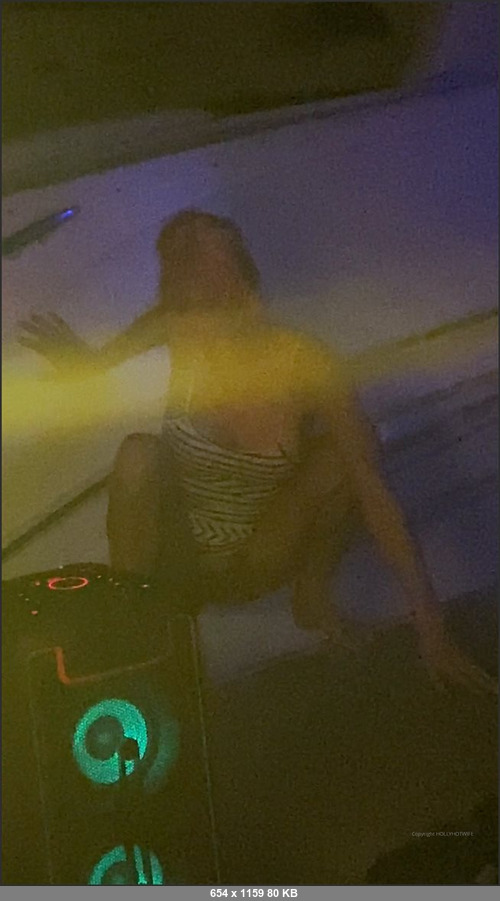 MEGA-FANS – hollyhotwife-25-03-2020-Vincent videod me peeing off the dock