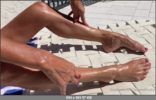 MEGA-FANS – sexymilfmary 09-04-2021 133019178 Pool time Oil the feet and legs.
