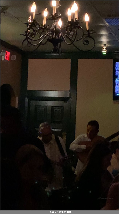 MEGA-FANS – hollyhotwife-28-09-2019-Mariachi time