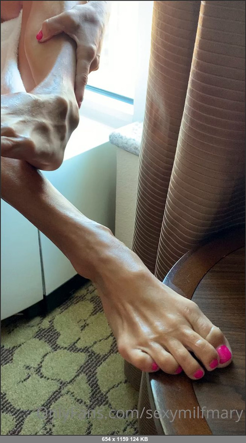 MEGA-FANS – sexymilfmary 12-08-2021 182600692 Lotion my feet See if you can peek a boo my pussy.