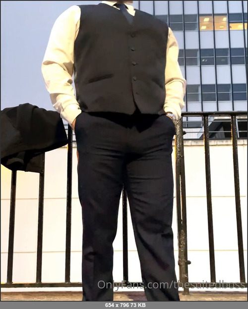 MEGA-FANS – thesuitedboss-19-10-2021-Early morning in town, waiting for my business partner   thought Id make a video for you  always bulged up, hope he doesnt notice