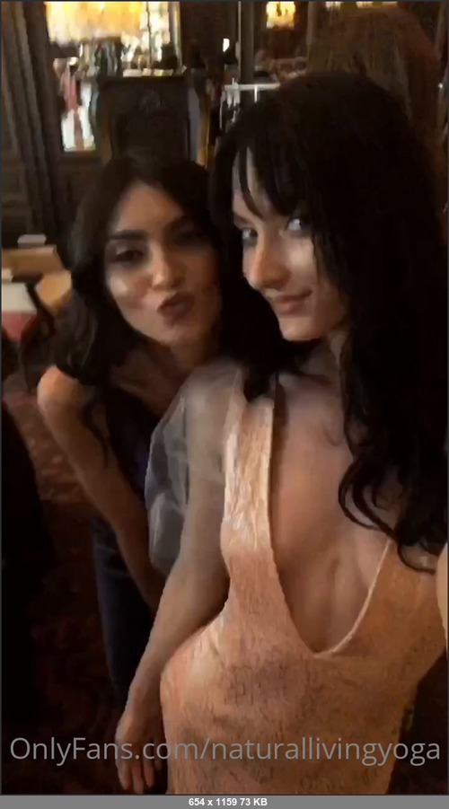 MEGA-FANS – naturallivingyoga 03-04-2021 128461081  Happy Thursday A fun backstage moment at a runway show. The preparation for a show is long and focused