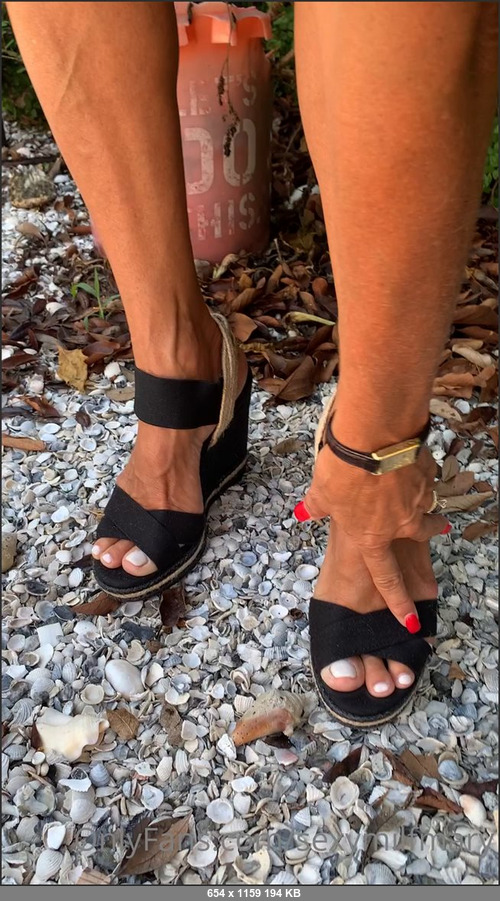 MEGA-FANS – sexymilfmary 22-06-2021 160572939 Had a request for the white toe nails. There is a lot in this video if you like legs, hands, feet, or just me