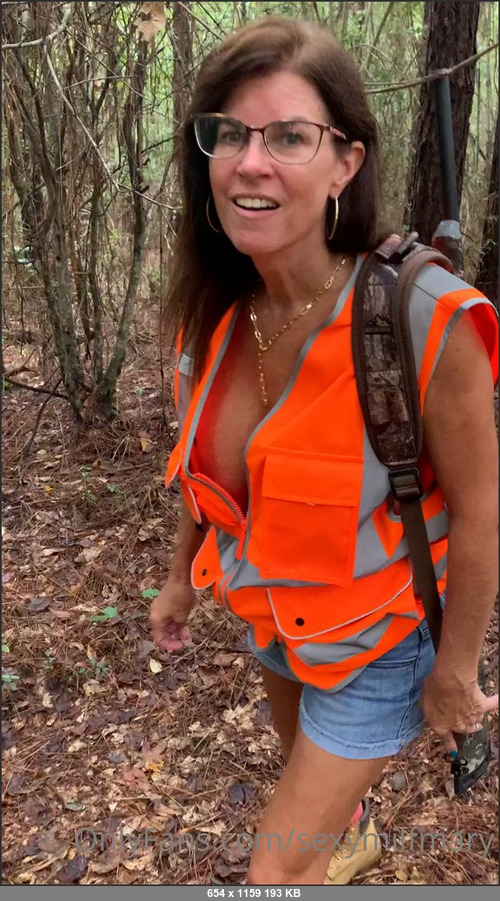 MEGA-FANS – sexymilfmary 30-08-2021 190722136 Too much titty for tiktok. Hunting wabbits.