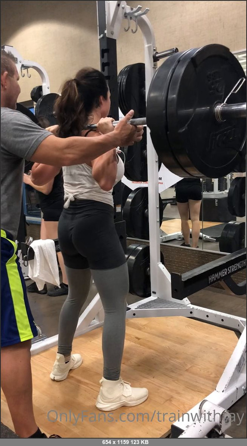 MEGA-FANS – trainwithtay-18-11-2020-Squats are one of my favorite exercises as it works so many different muscle groups  Nothing makes me feel stronger  Here I am doing 185 till failur