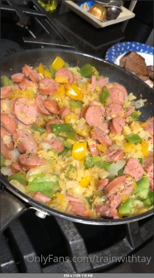 MEGA-FANS – trainwithtay-29-11-2020-Looking for a healthy delicious meal prep   Try this  This is one my favorites I make all the time. All you need is..  peppers  onions  jalapeos  reduced