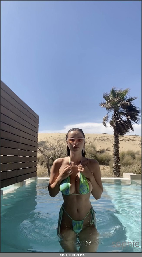 MEGA-FANS – sophiemudd-13-07-2021-Quick dip