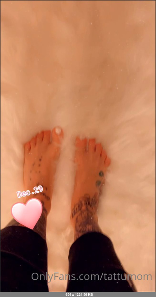 MEGA-FANS – tattumom-30-12-2020-Im obsessed w  this fluffy white rug and white polish    I need a pedicure ASAP