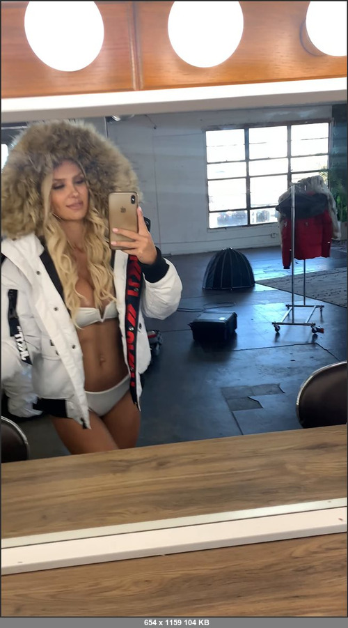 MEGA-FANS – shantalmonique-24-11-2019-Snowboarding  or Skiing    I kind of fell in love with these jackets. I was so warm in them. I used to have a board and really enjoyed it but it