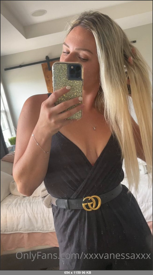 MEGA-FANS – xxxvanessaxxx-04-08-2021-working on growing out my roots to make my hair ombr so like brunette on top and blonde on bottom, nice ombr down. i think you will like it