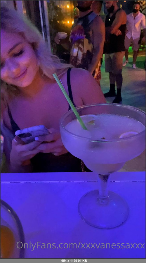 MEGA-FANS – xxxvanessaxxx-06-02-2021-me messaging you back last night at the bar  this is such a cute lil video