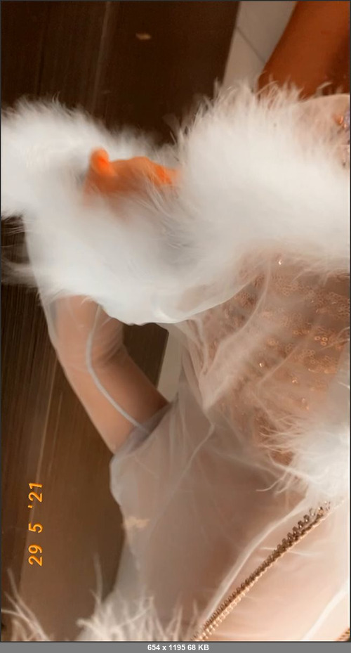 MEGA-FANS – zoieburgher-30-05-2021-Peep under my dress… would you try to take me home