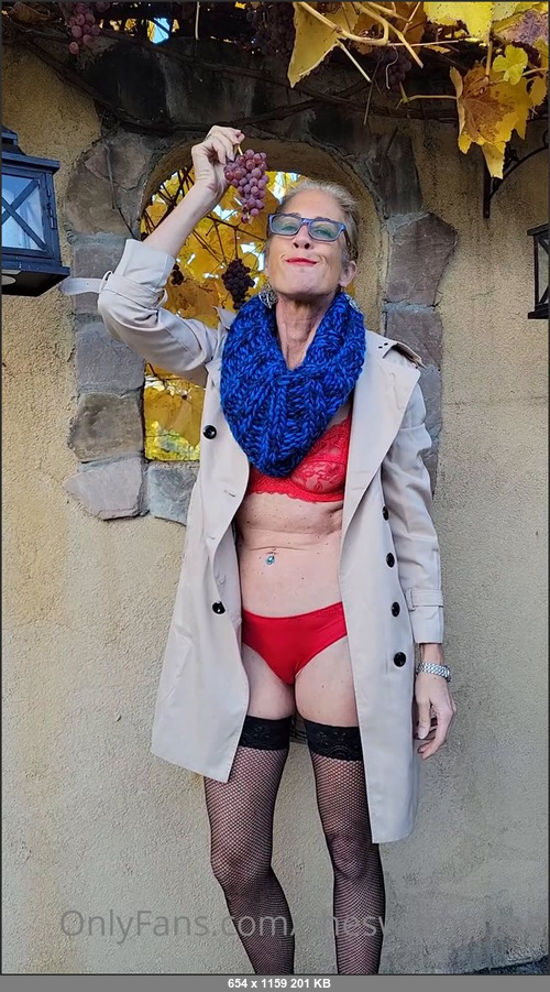 MEGA-FANS – sheswitmefree-21-10-2021-Fall colors in the yard