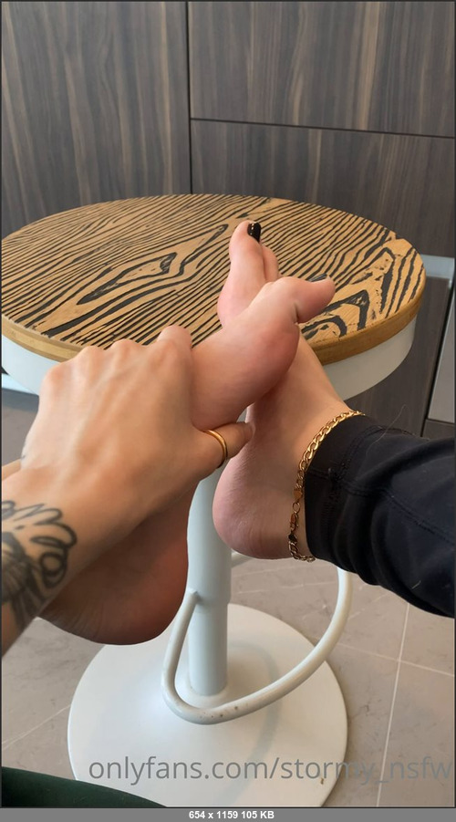 MEGA-FANS – stormynsfw-14-06-2020-My feet look cute but i need to fix my polish