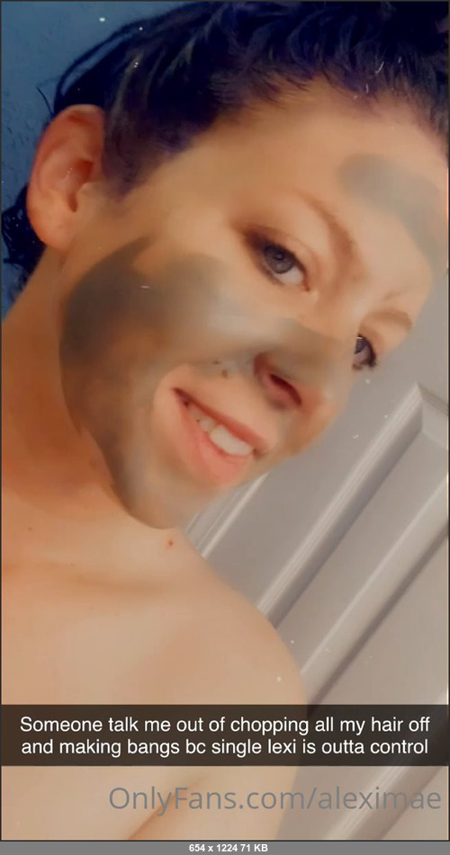 MEGA-FANS – aleximae-17-04-2021-I got the cutest little toy its a banana it has a top and everything Also Im looking straight busted guys omg