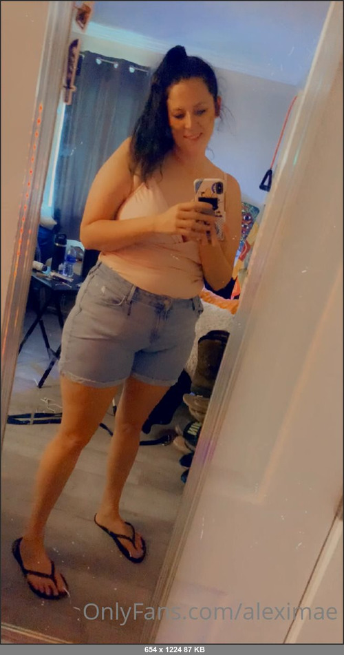 MEGA-FANS – aleximae-23-09-2021-Lookin straight like a mom today. On the way to the beach  D