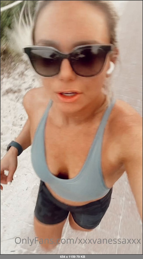 MEGA-FANS – xxxvanessaxxx-13-02-2021-runs on the beach. missing it