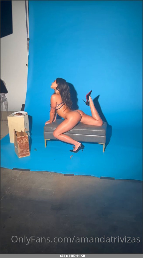 MEGA-FANS – amandatrivizas-30-12-2021-something a little different getting sticky and messy eating some ribs you ready to see the full video