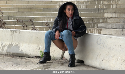 Got2pee.com- Pissing in the rain